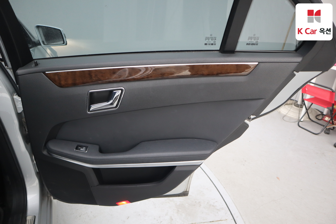 Mercedes-Benz E-Class 2011 - Image 29