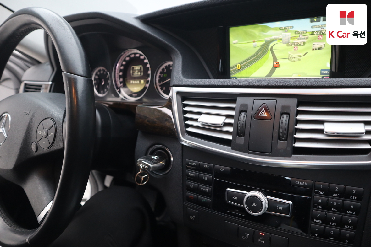 Mercedes-Benz E-Class 2011 - Image 11