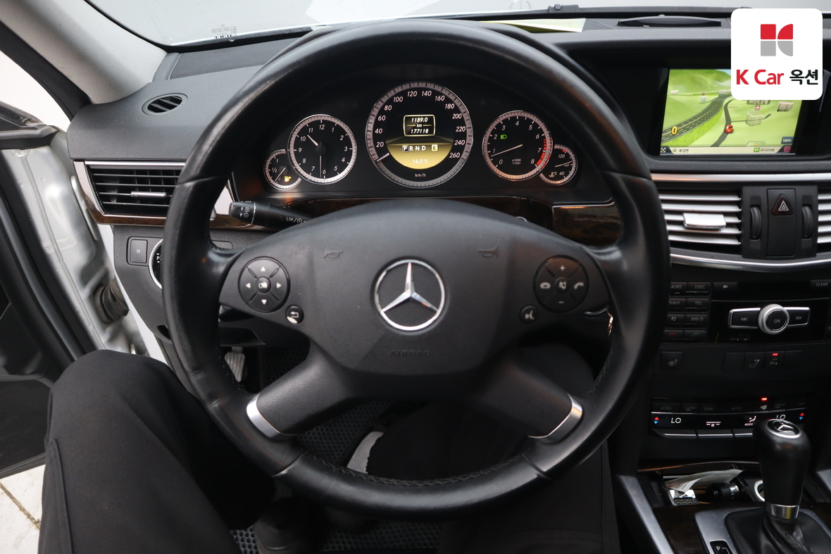 Mercedes-Benz E-Class 2011 - Image 10