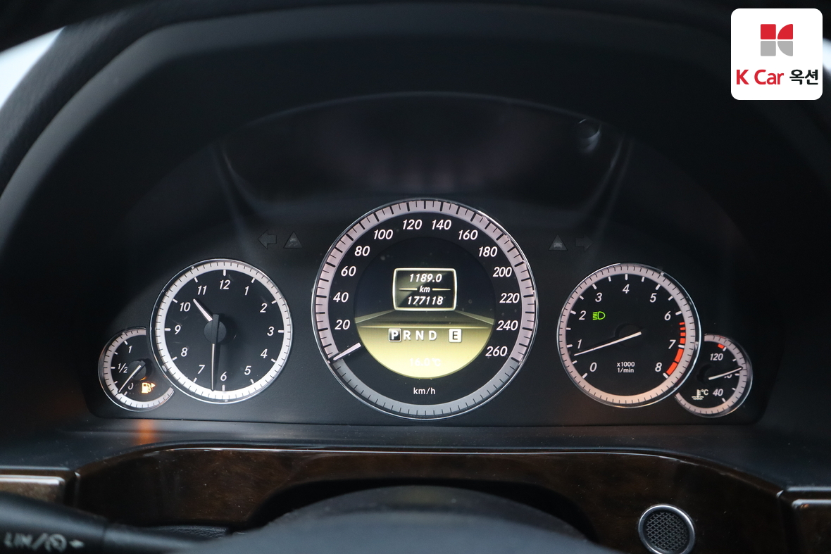 Mercedes-Benz E-Class 2011 - Image 5