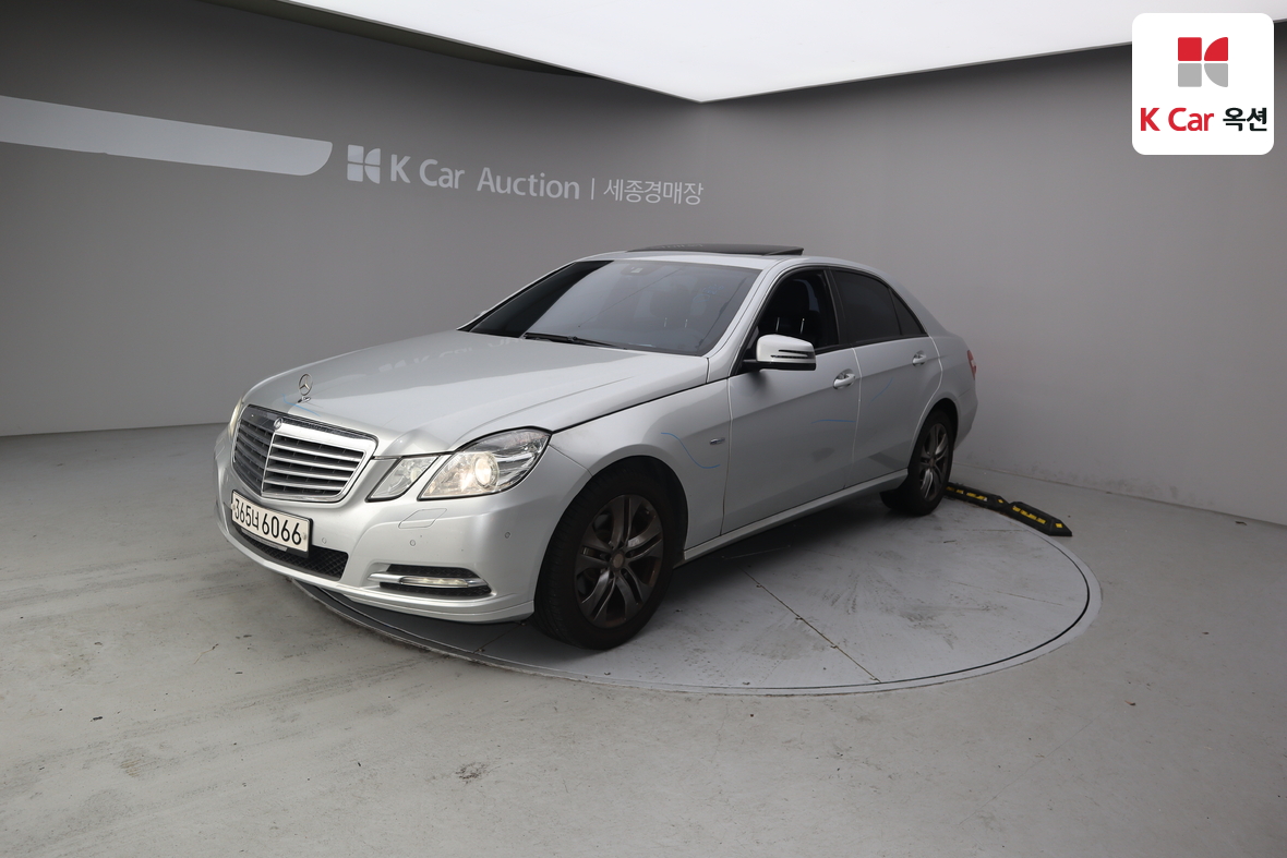 Mercedes-Benz E-Class 2011 - Image 1