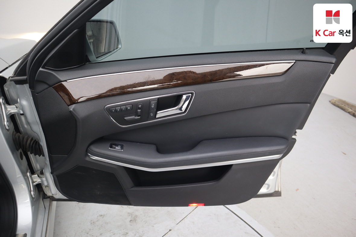 Mercedes-Benz E-Class 2011 - Image 31