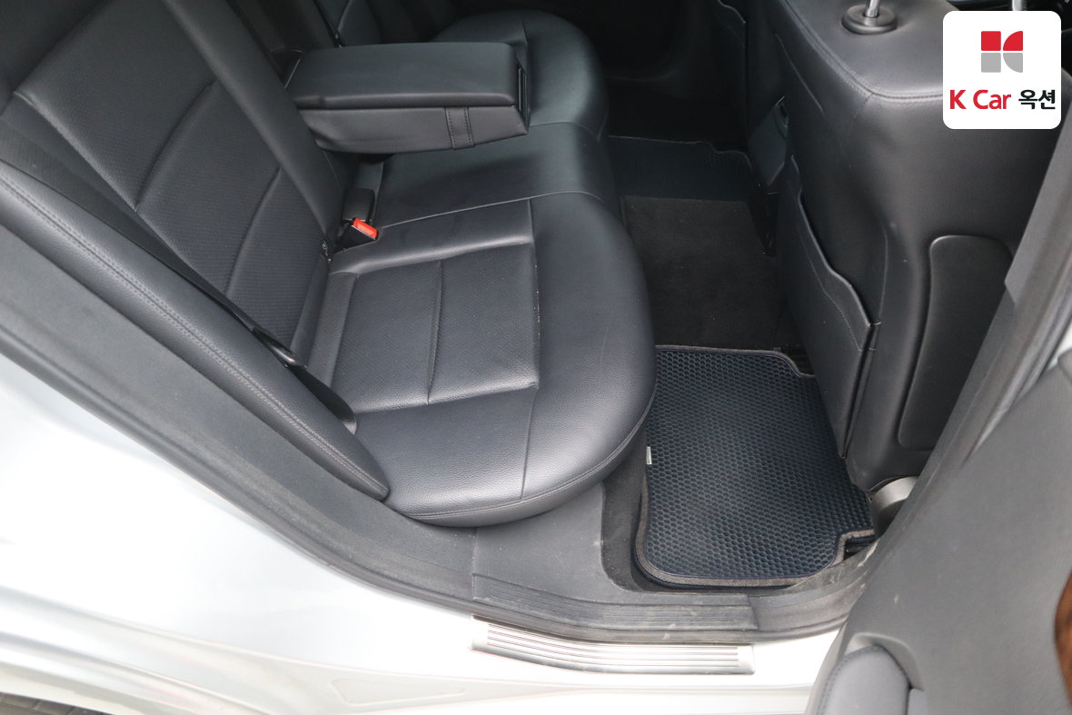 Mercedes-Benz E-Class 2011 - Image 30