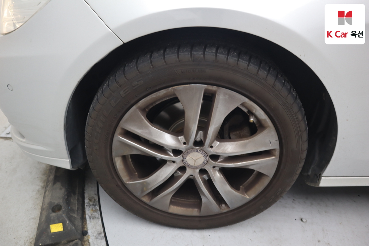 Mercedes-Benz E-Class 2011 - Image 48