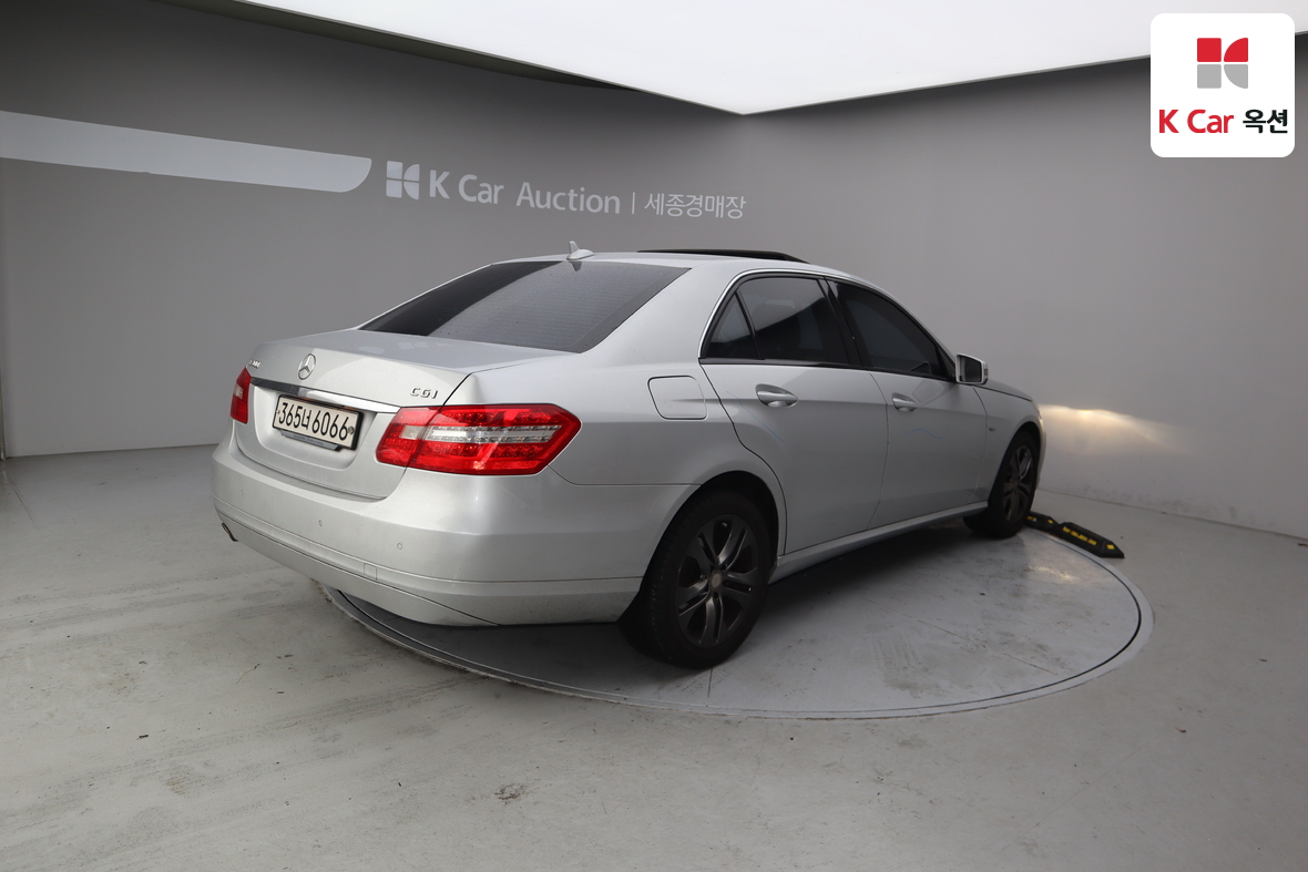 Mercedes-Benz E-Class 2011 - Image 2