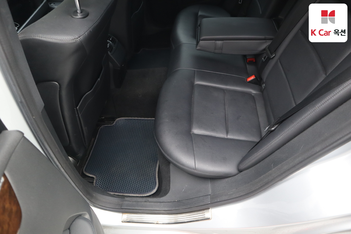 Mercedes-Benz E-Class 2011 - Image 24