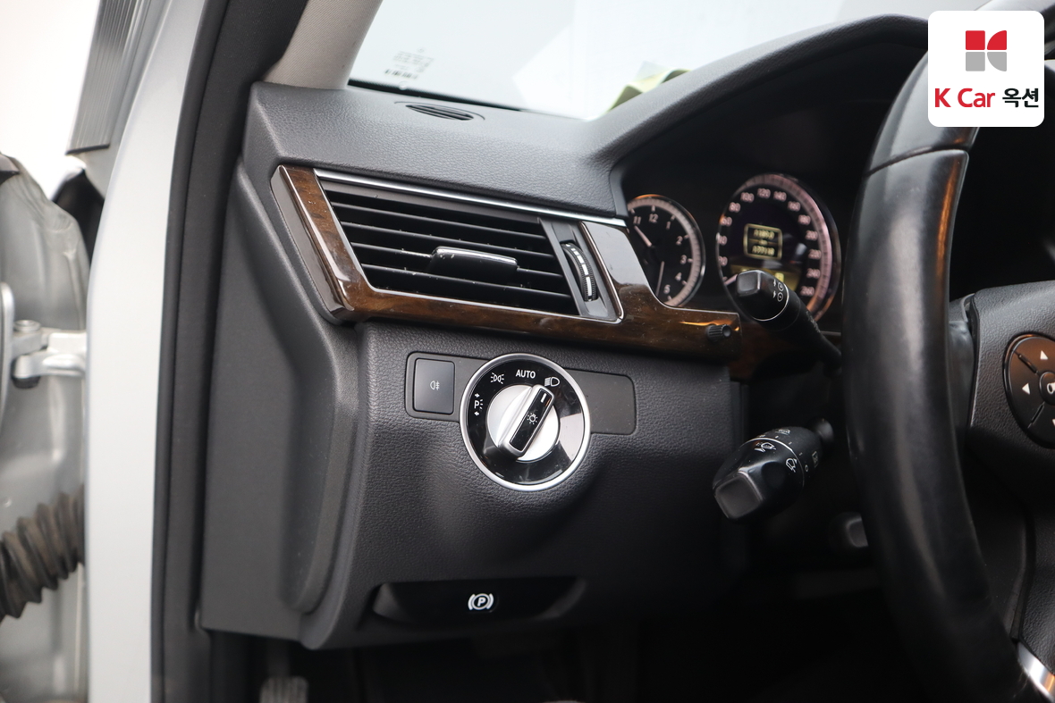 Mercedes-Benz E-Class 2011 - Image 9