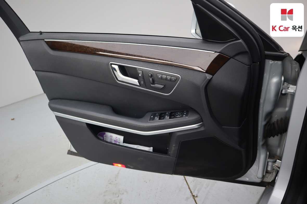 Mercedes-Benz E-Class 2011 - Image 8