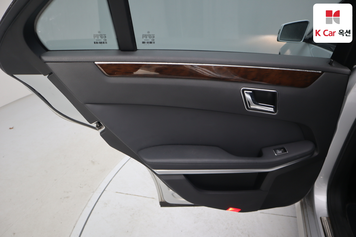 Mercedes-Benz E-Class 2011 - Image 23