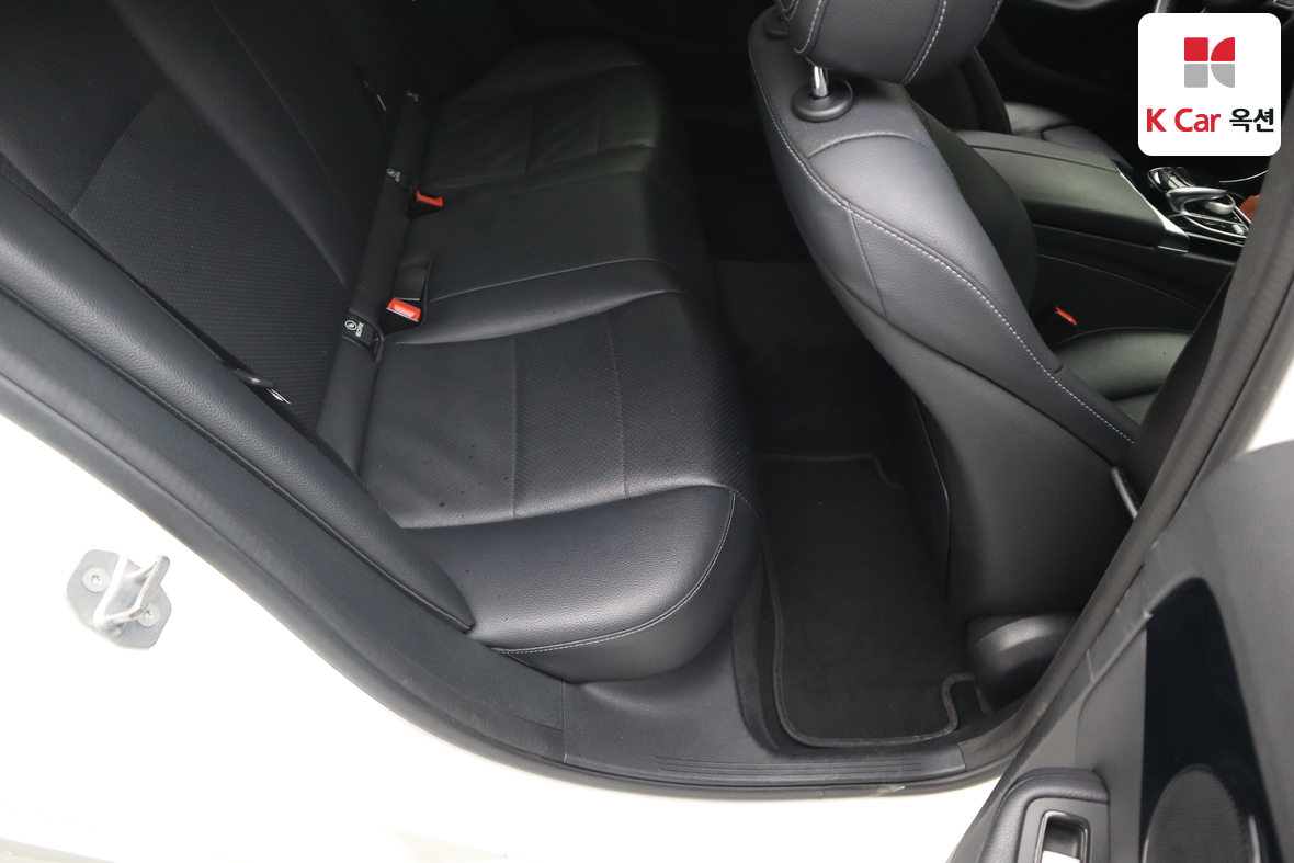 Mercedes-Benz C-Class 2018 - Image 29