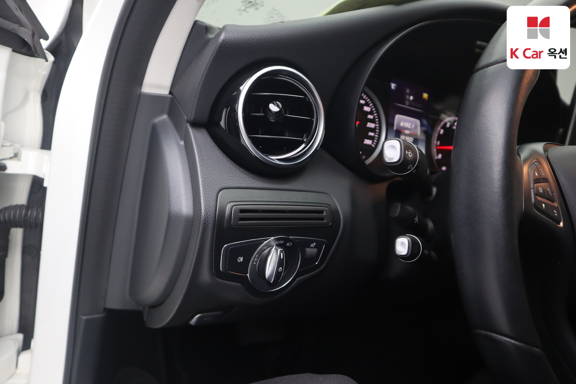 Mercedes-Benz C-Class 2018 - Image 9