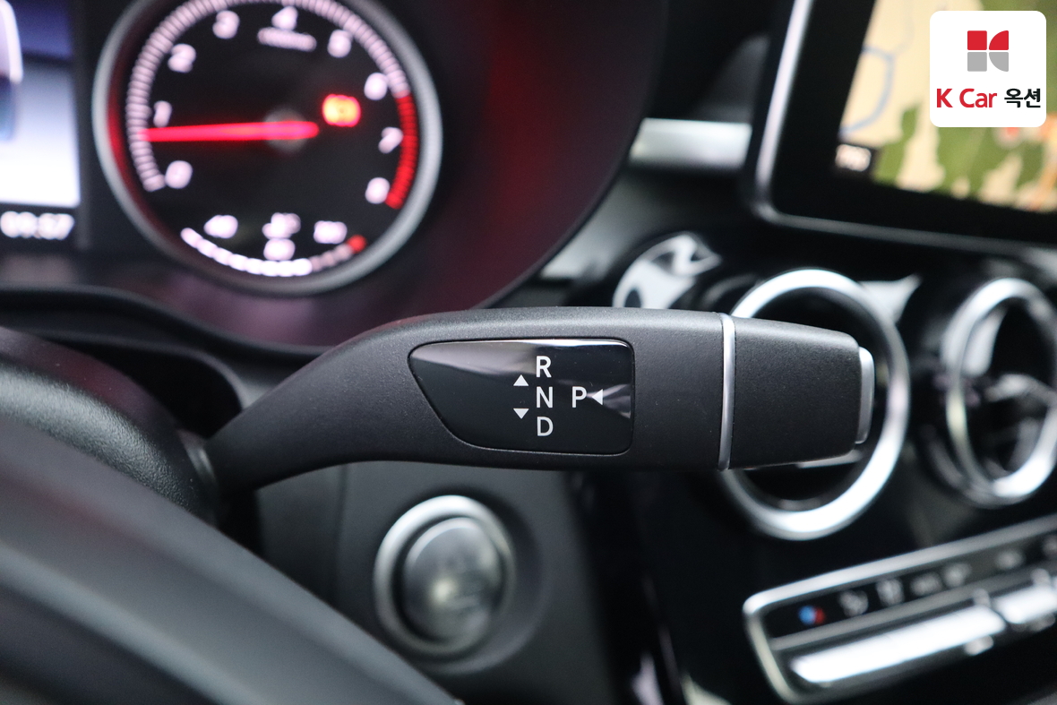 Mercedes-Benz C-Class 2018 - Image 12