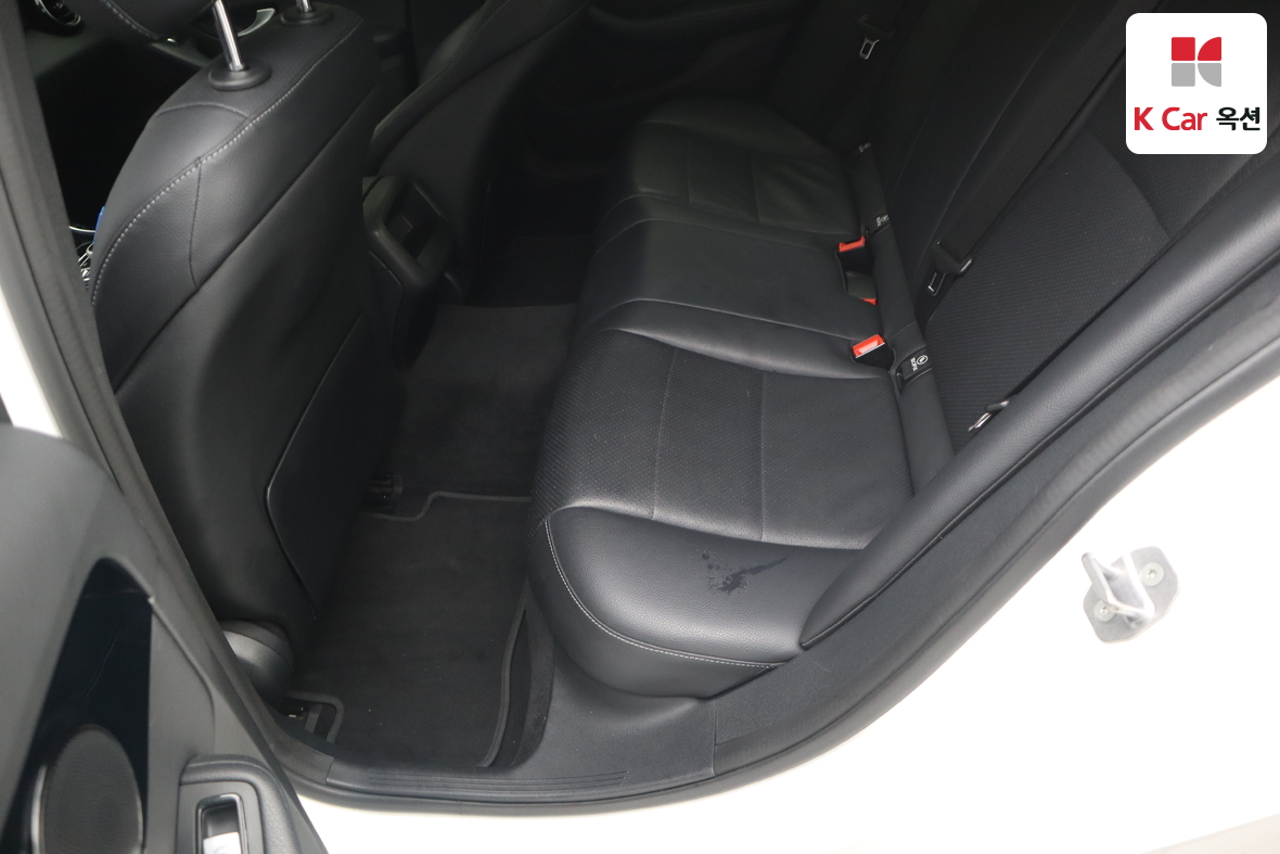 Mercedes-Benz C-Class 2018 - Image 23