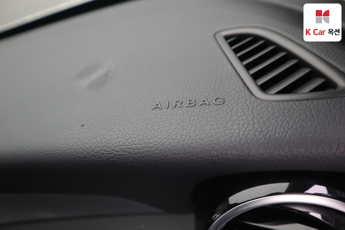 Mercedes-Benz C-Class 2018 - Image 32