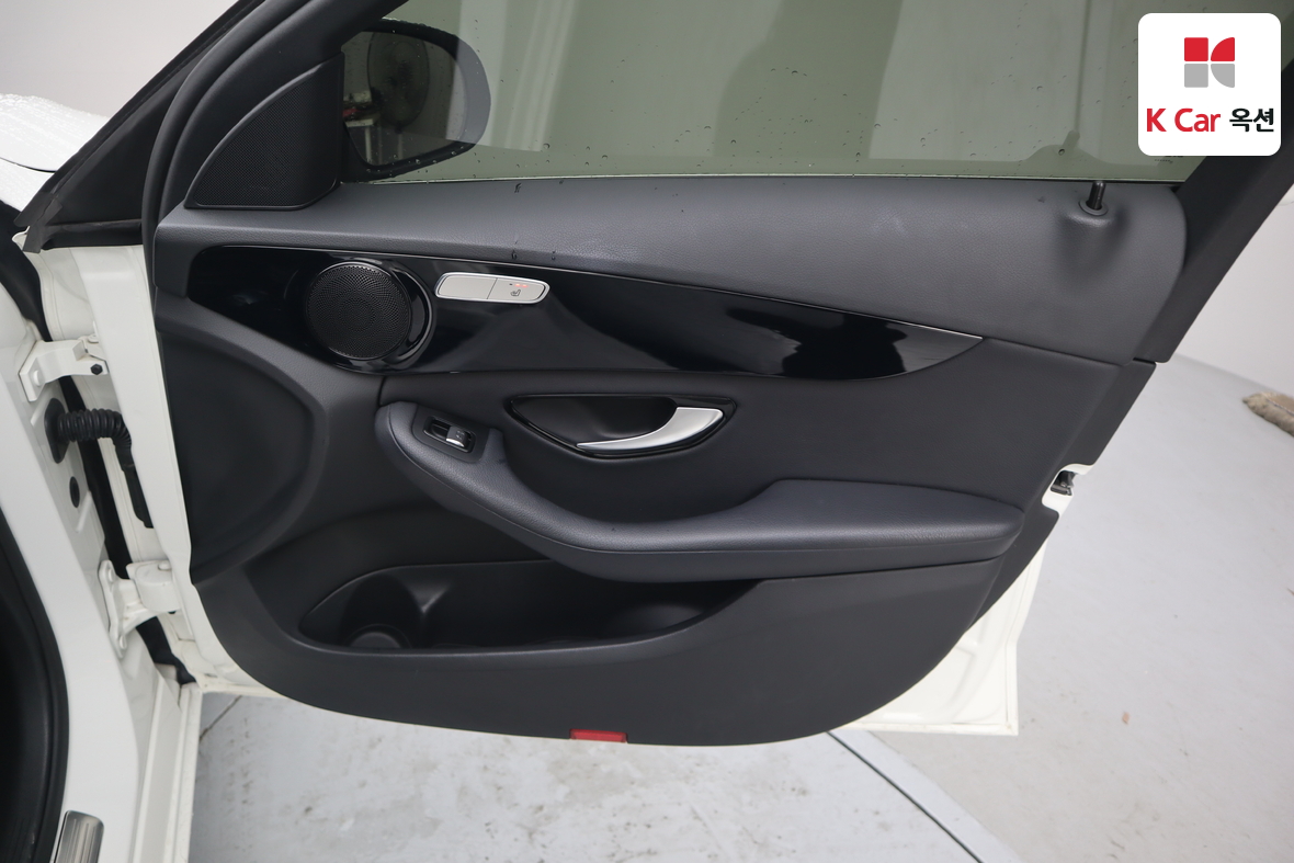 Mercedes-Benz C-Class 2018 - Image 30