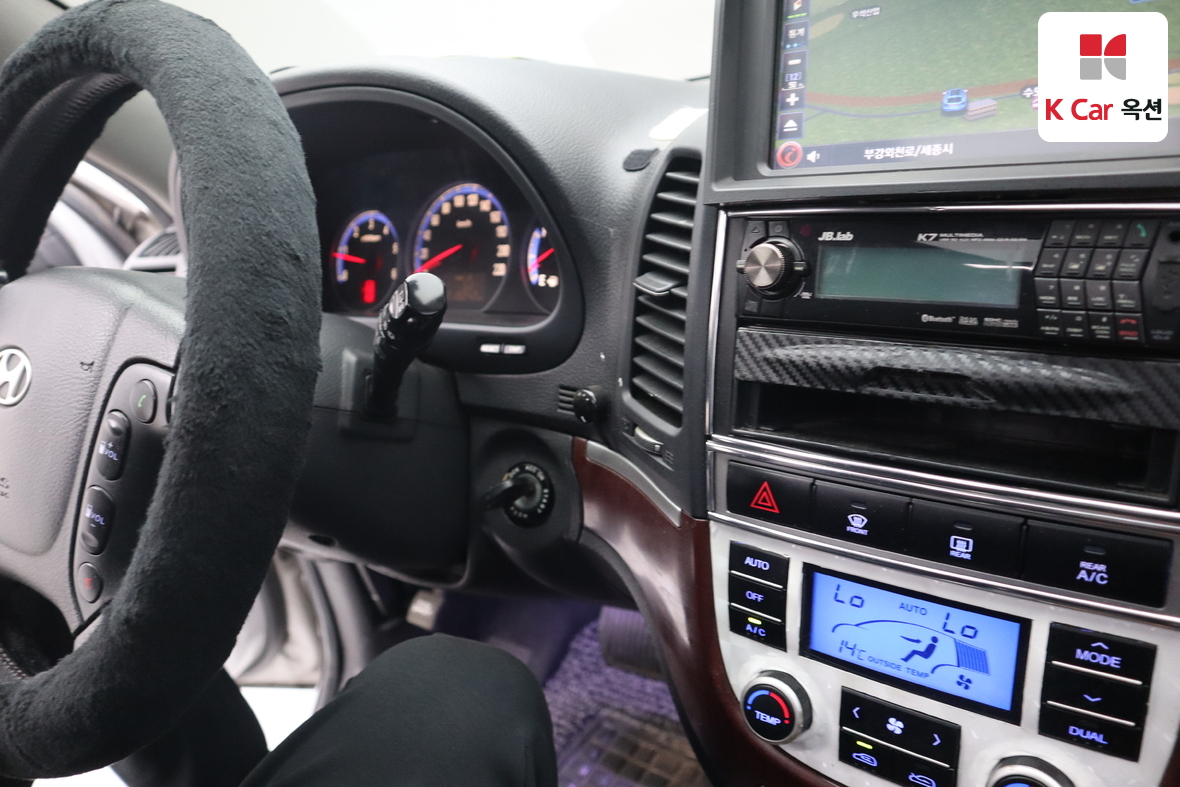 Hyundai Santa Fe 2008 - Image 11