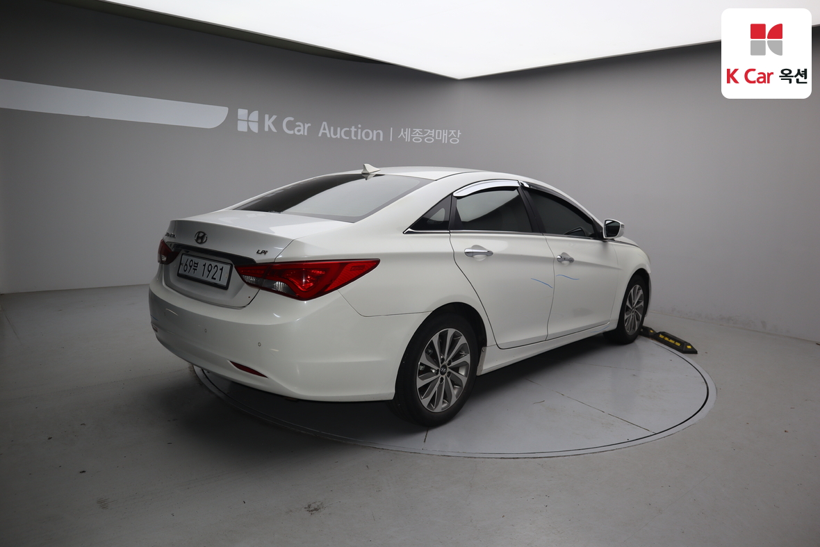 Hyundai Sonata 2013 - Image 2