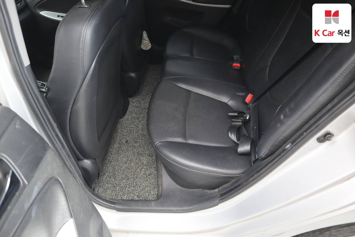 Hyundai Accent - 21