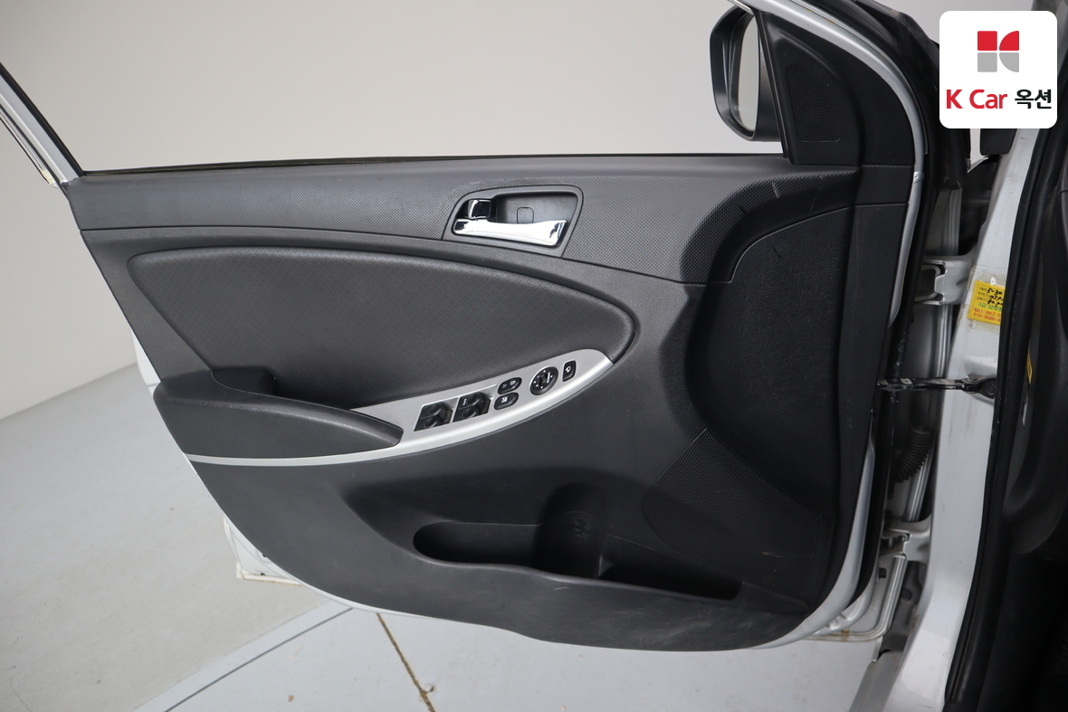 Hyundai Accent - 8