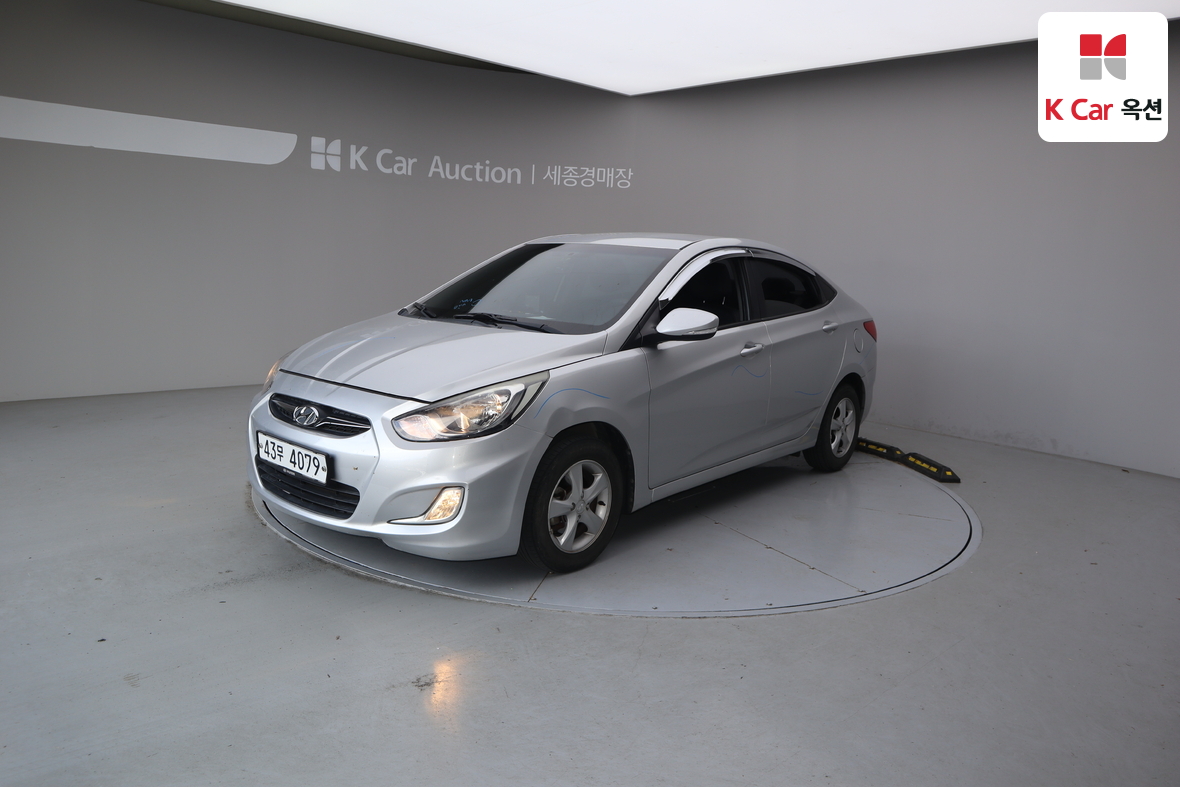 Hyundai Accent - 1