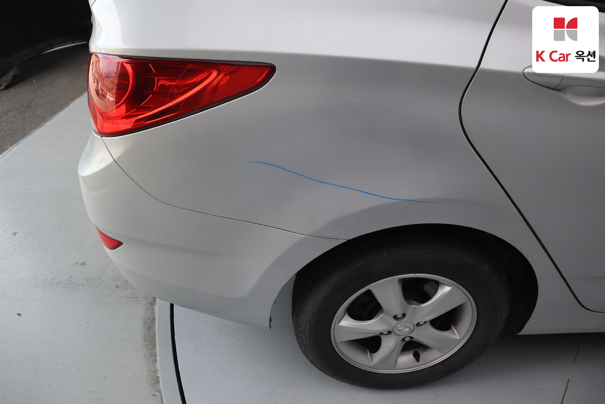 Hyundai Accent - 33