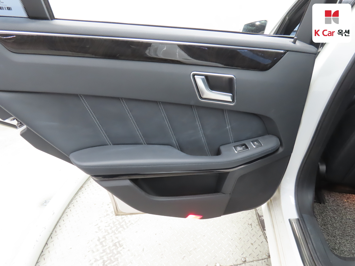 Mercedes-Benz E-Class - 25