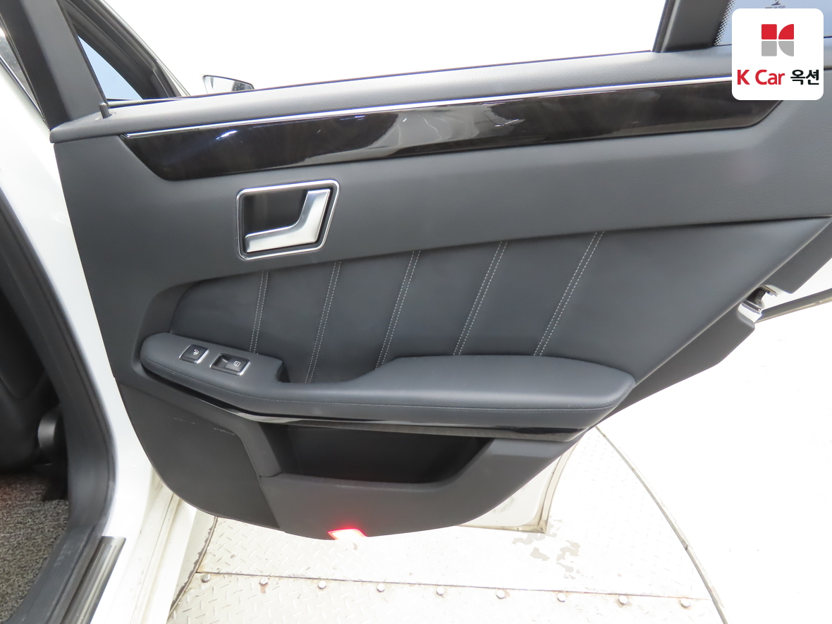 Mercedes-Benz E-Class - 30