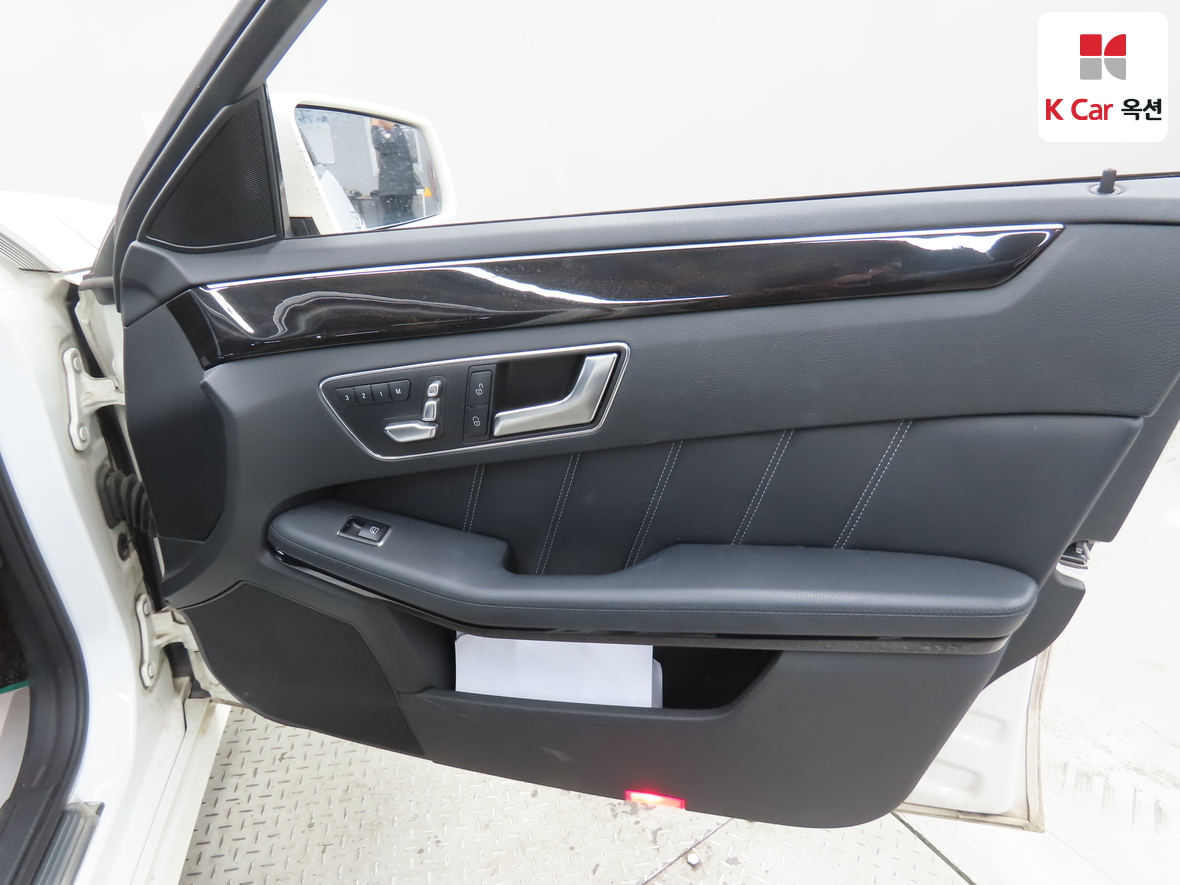 Mercedes-Benz E-Class - 32