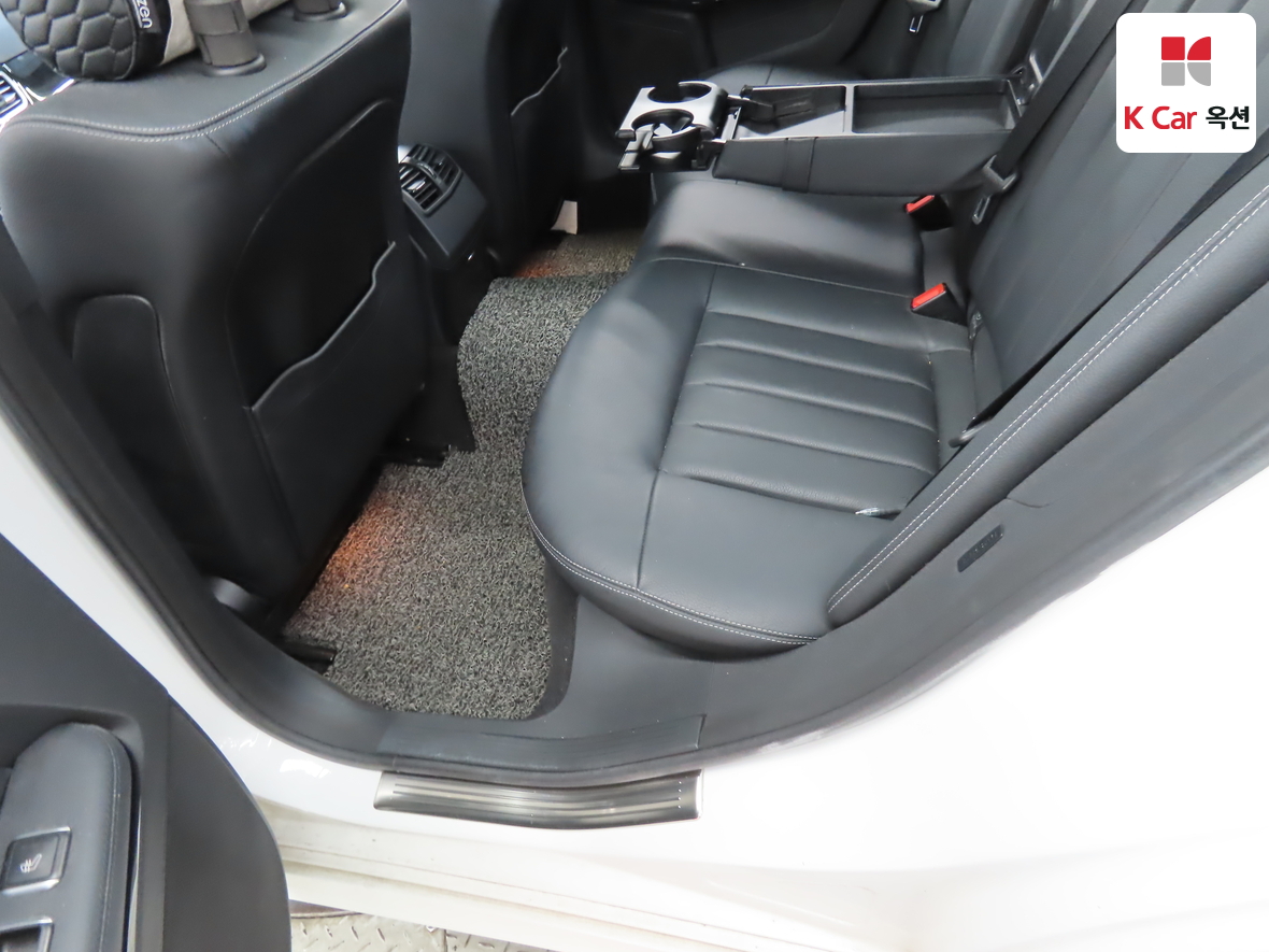 Mercedes-Benz E-Class - 26
