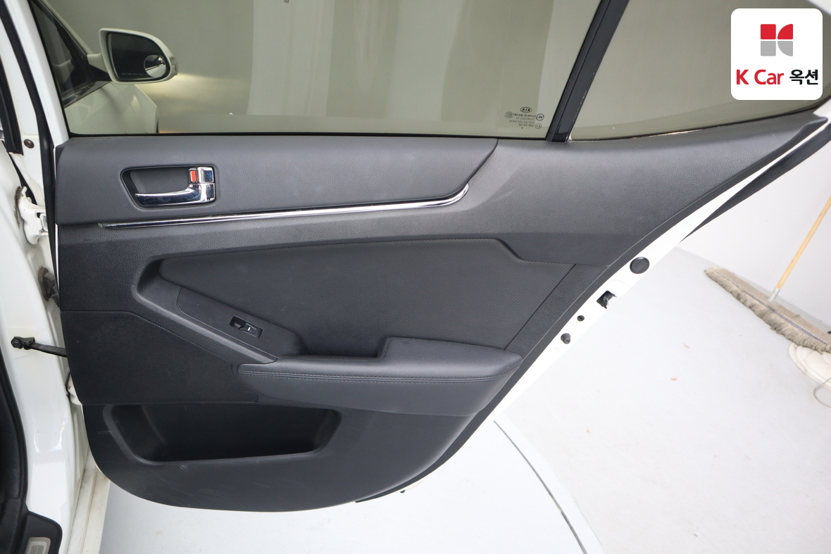 Kia K7 2011 - Image 25