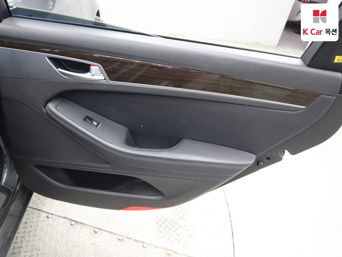 Genesis G80 - 25