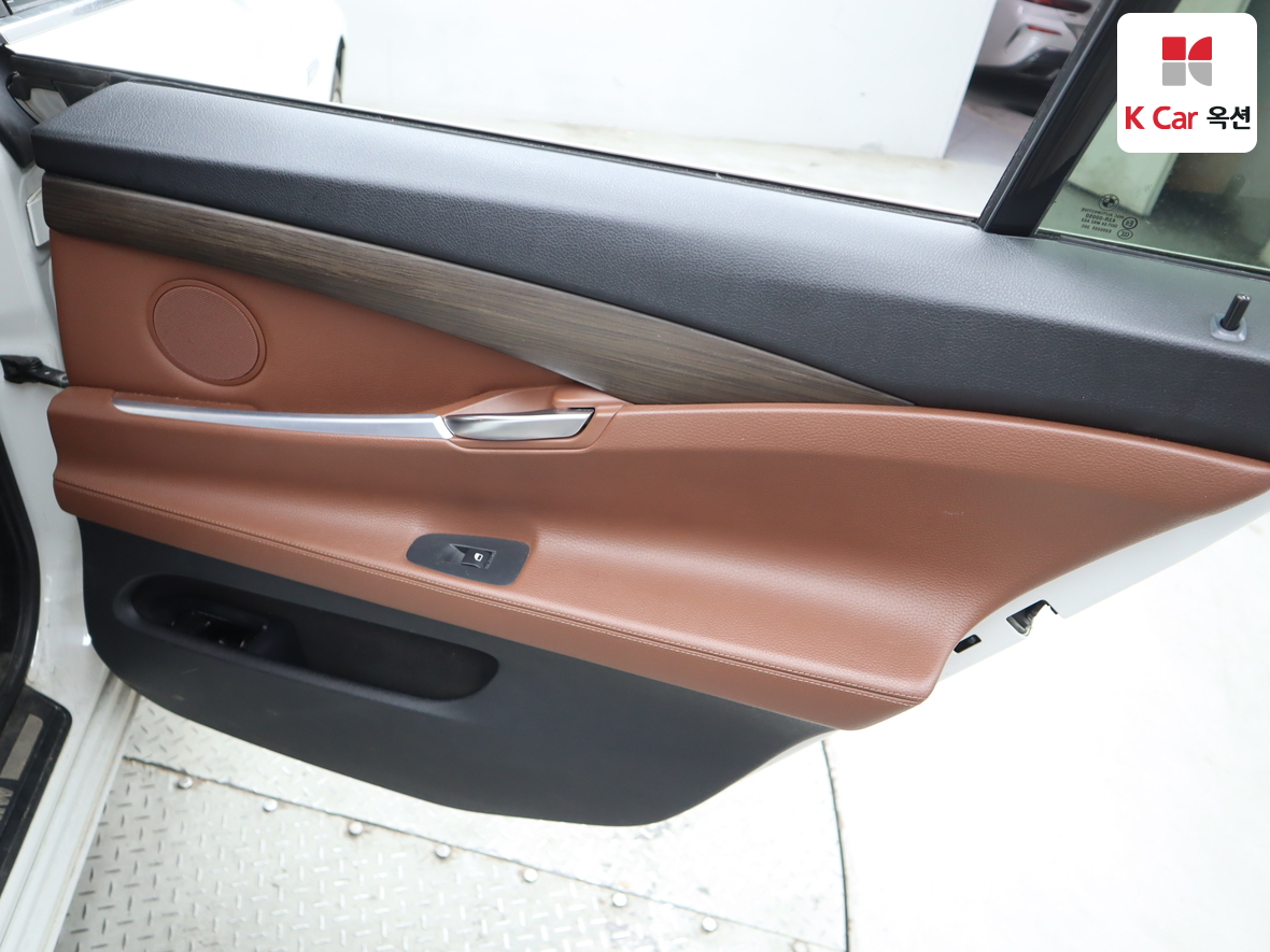 BMW 5 Series - 28