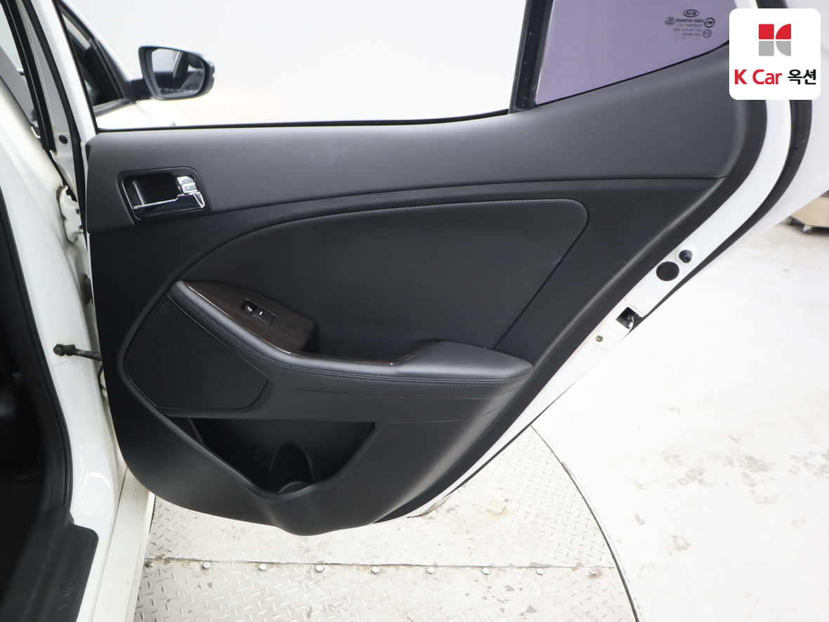 Kia K5 2011 - Image 28