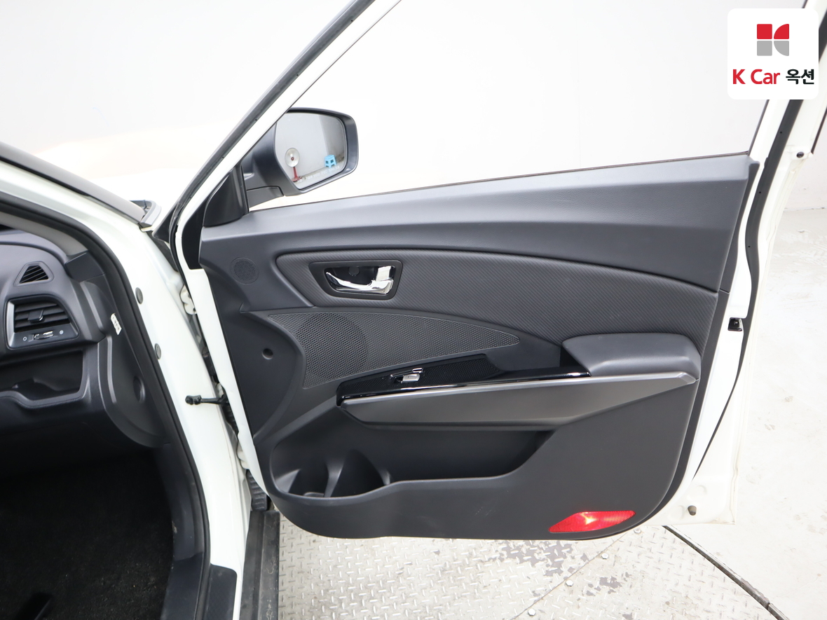 KG Mobility Tivoli 2017 - Image 30