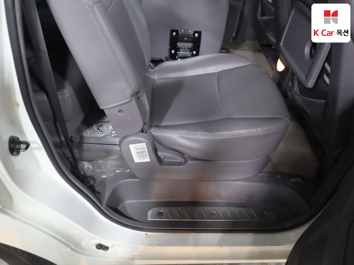 KG Mobility Korando Turismo 2014 - Image 32