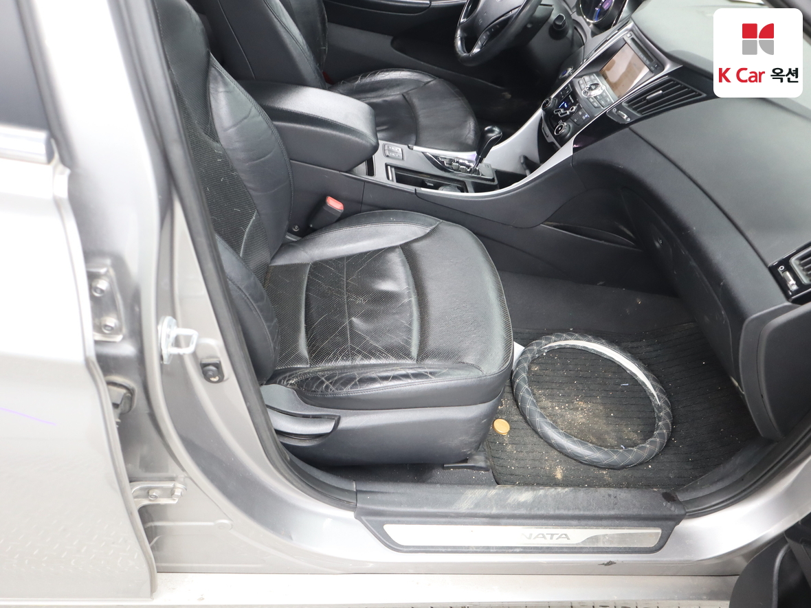 Hyundai Sonata 2010 - Image 30