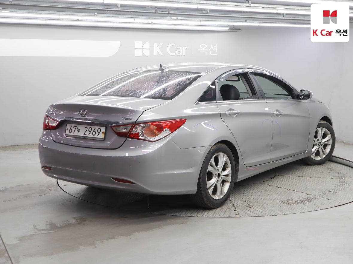 Hyundai Sonata 2010 - Image 2