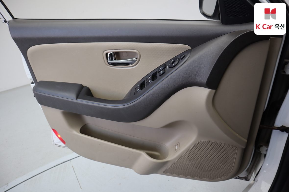 Hyundai Elantra 2010 - Image 8