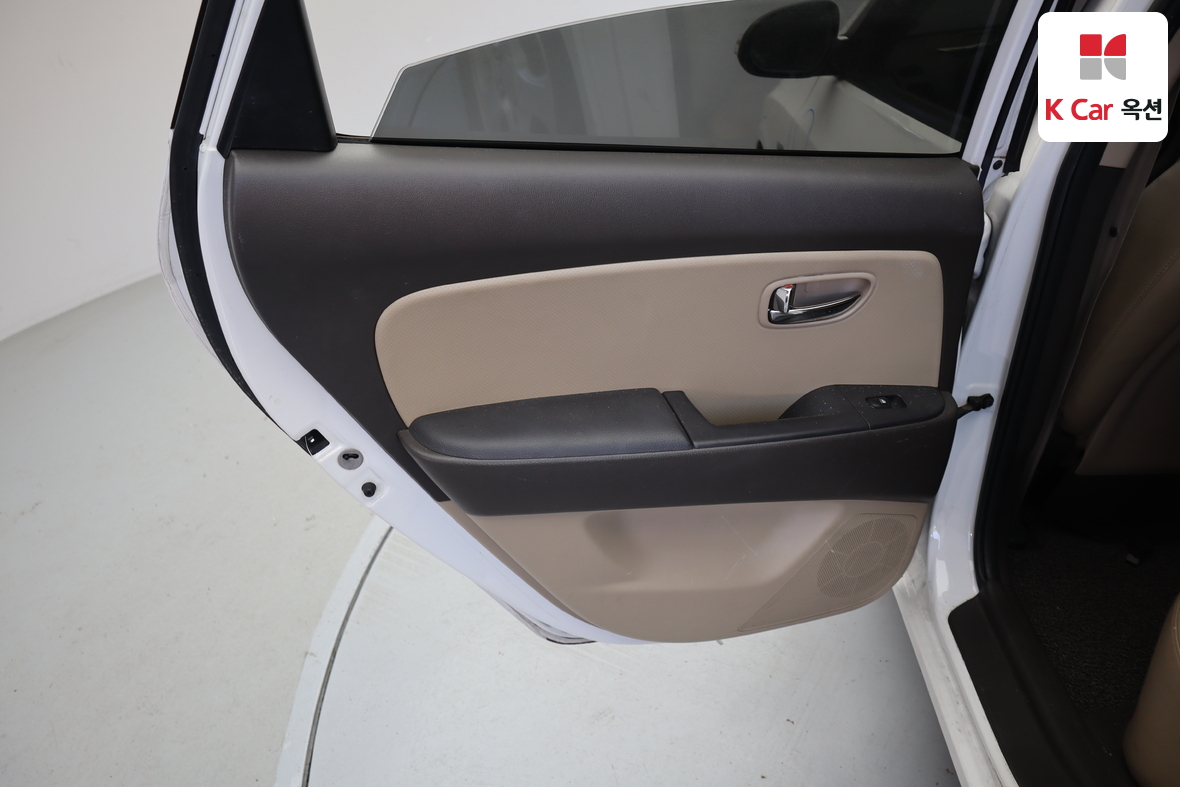 Hyundai Elantra 2010 - Image 21