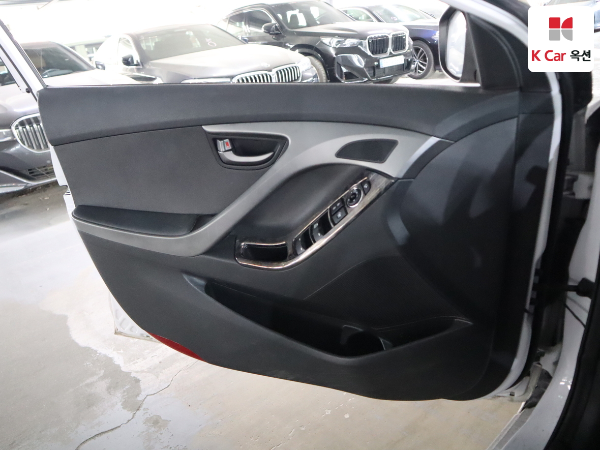 Hyundai Elantra 2015 - Image 8