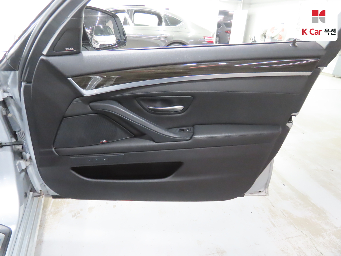 BMW 5 Series - 32