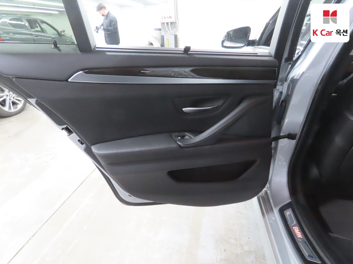 BMW 5 Series - 24