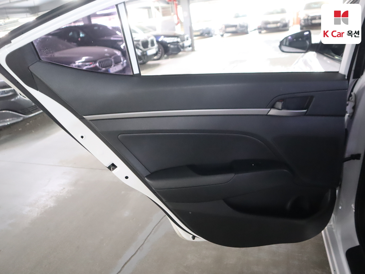 Hyundai Elantra 2018 - Image 23