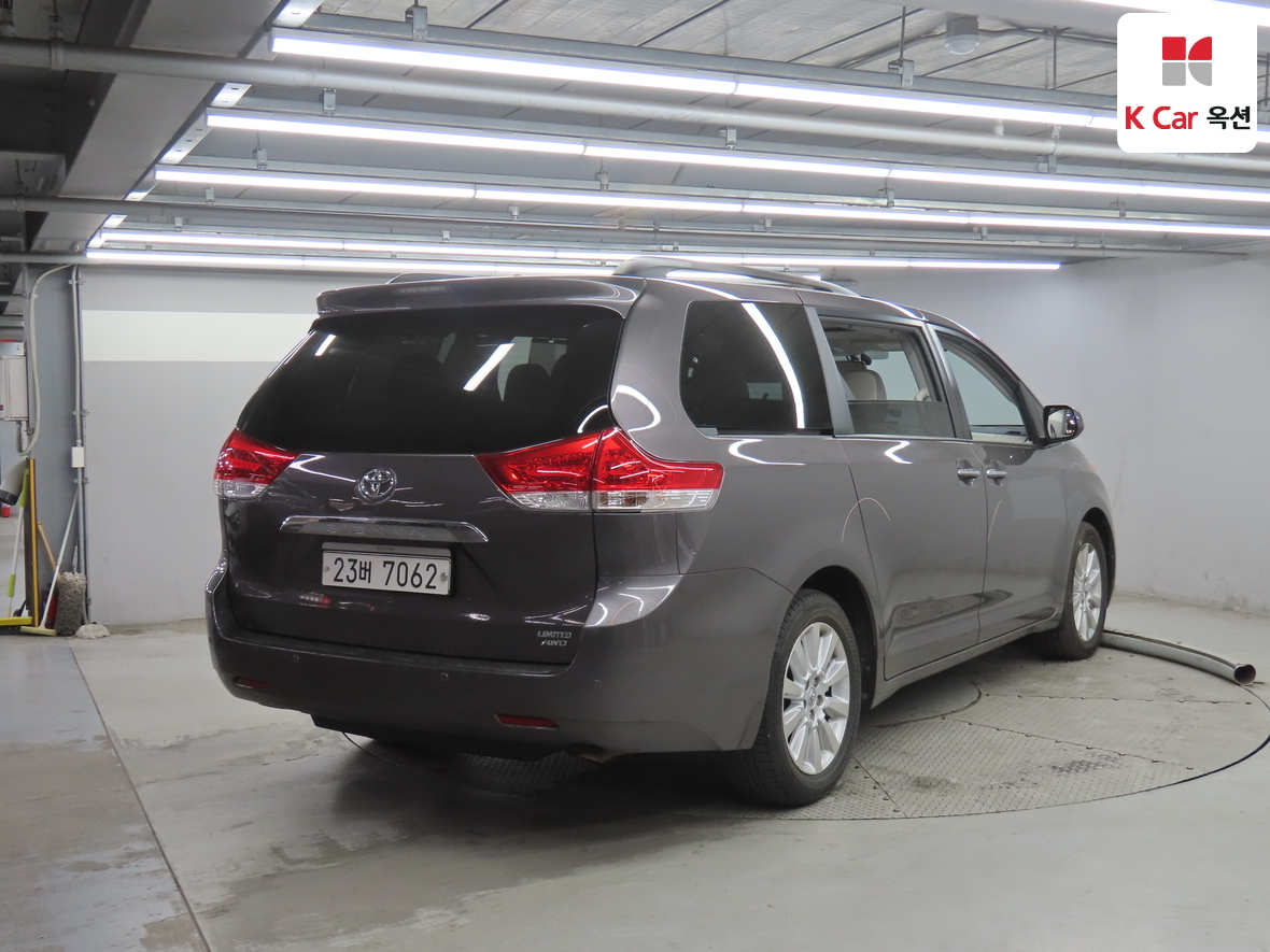 Toyota Sienna - 2
