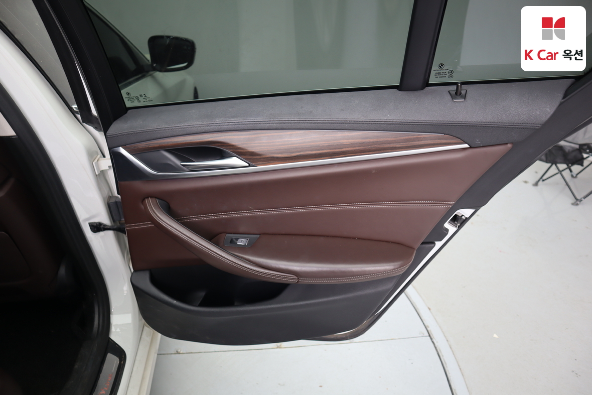 BMW 5 Series - 32