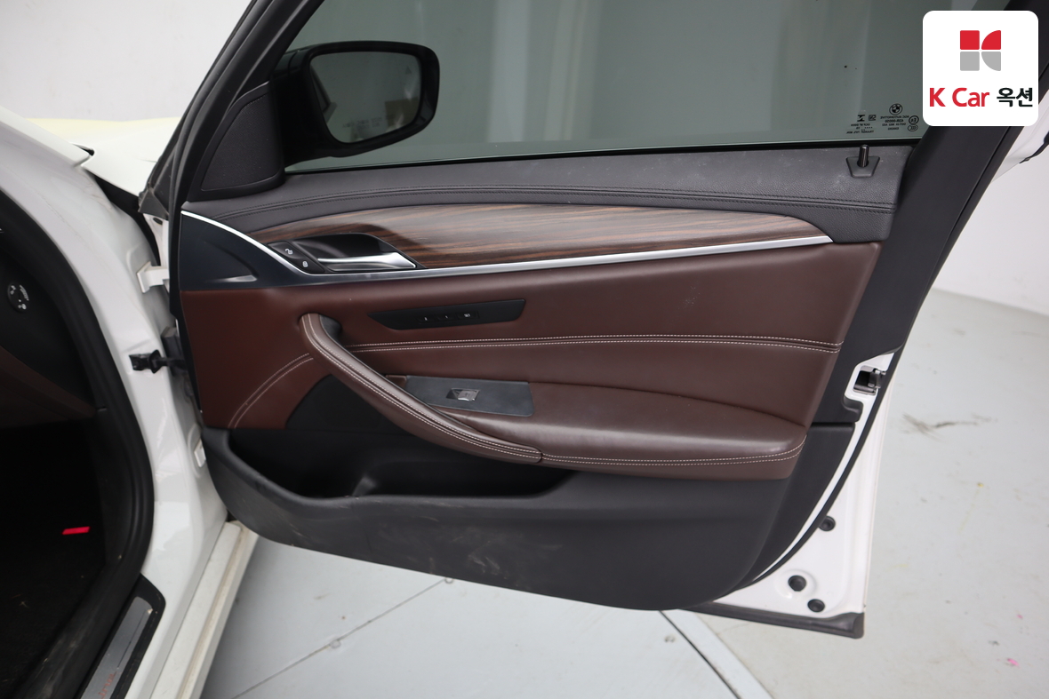 BMW 5 Series - 34