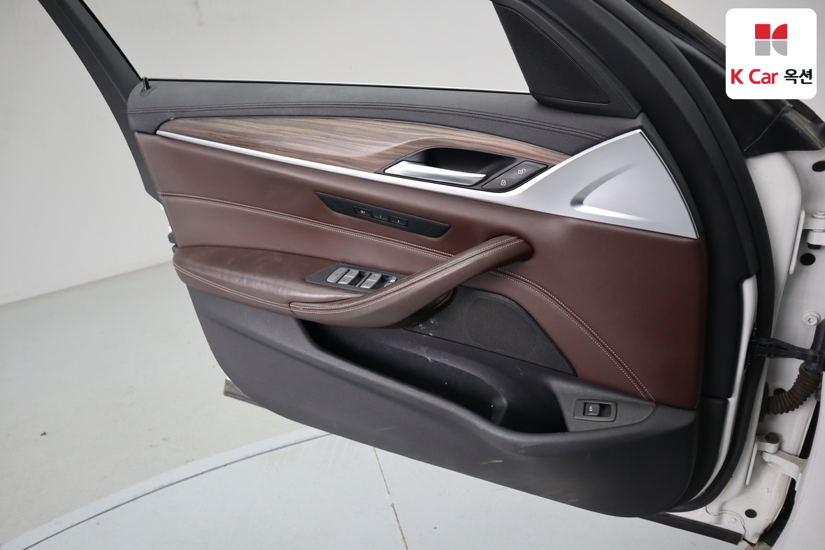 BMW 5 Series - 8
