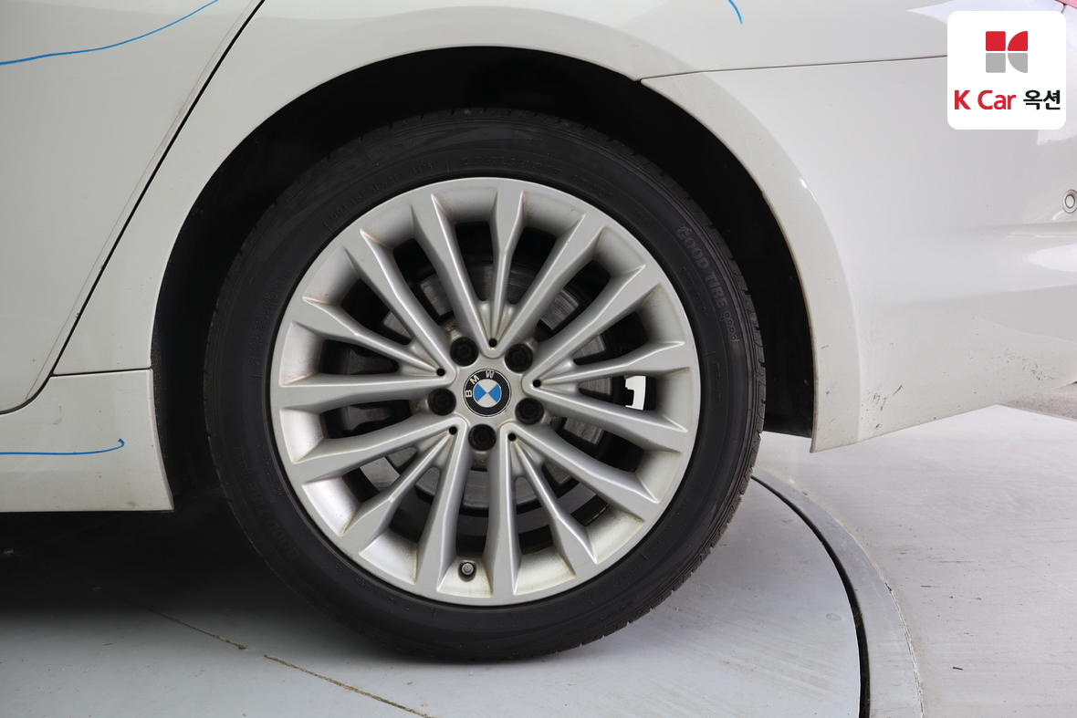 BMW 5 Series - 51