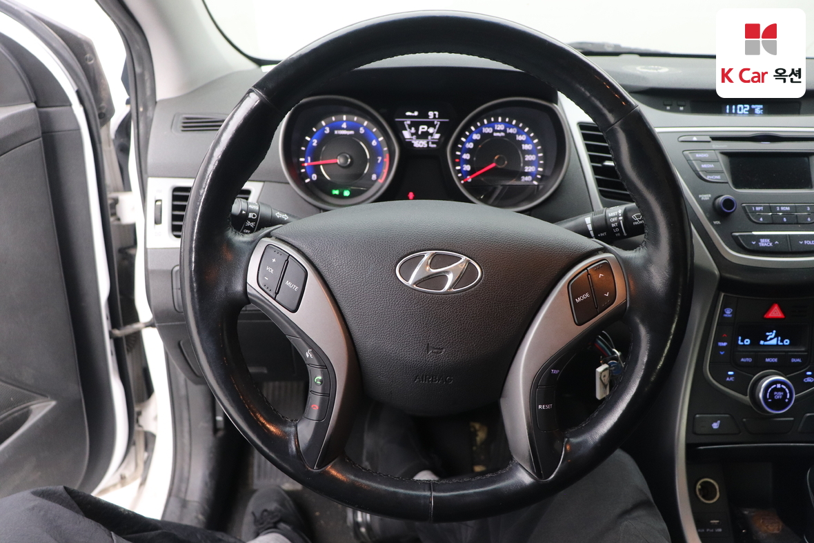 Hyundai Elantra 2015 - Image 10