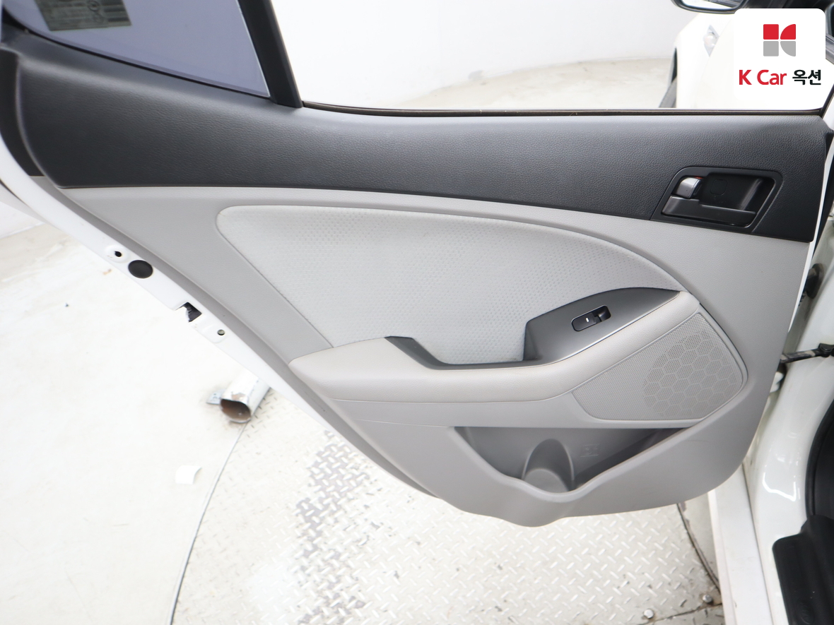 Kia K5 2012 - Image 21